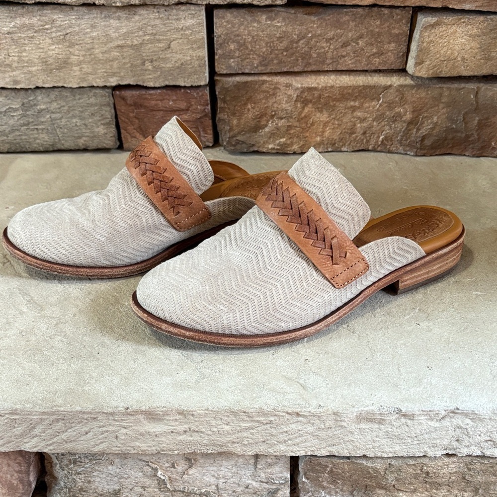 Kork-Ease sz 7 tan leather mules with braided ban detail